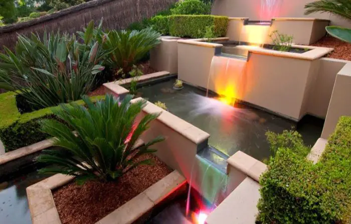 Thiết kế bể cá Koi ấn tượng với đèn led nhiều màu